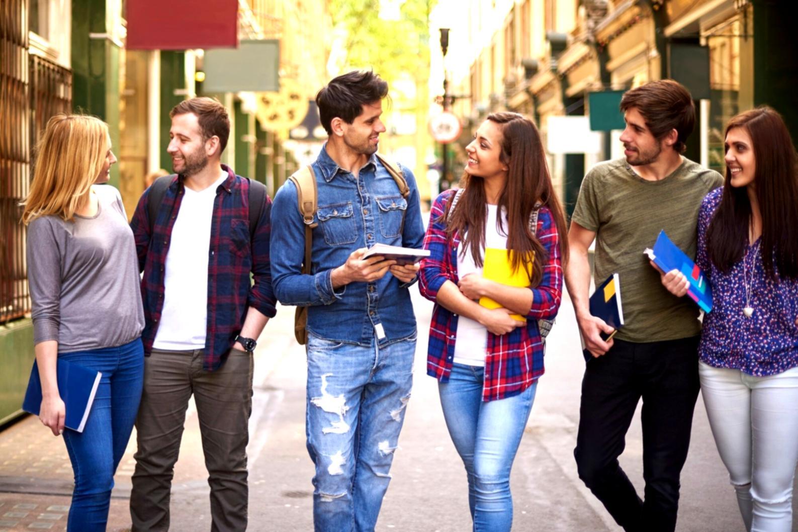 Estudiantes aprendiendo planificación financiera en sesión práctica