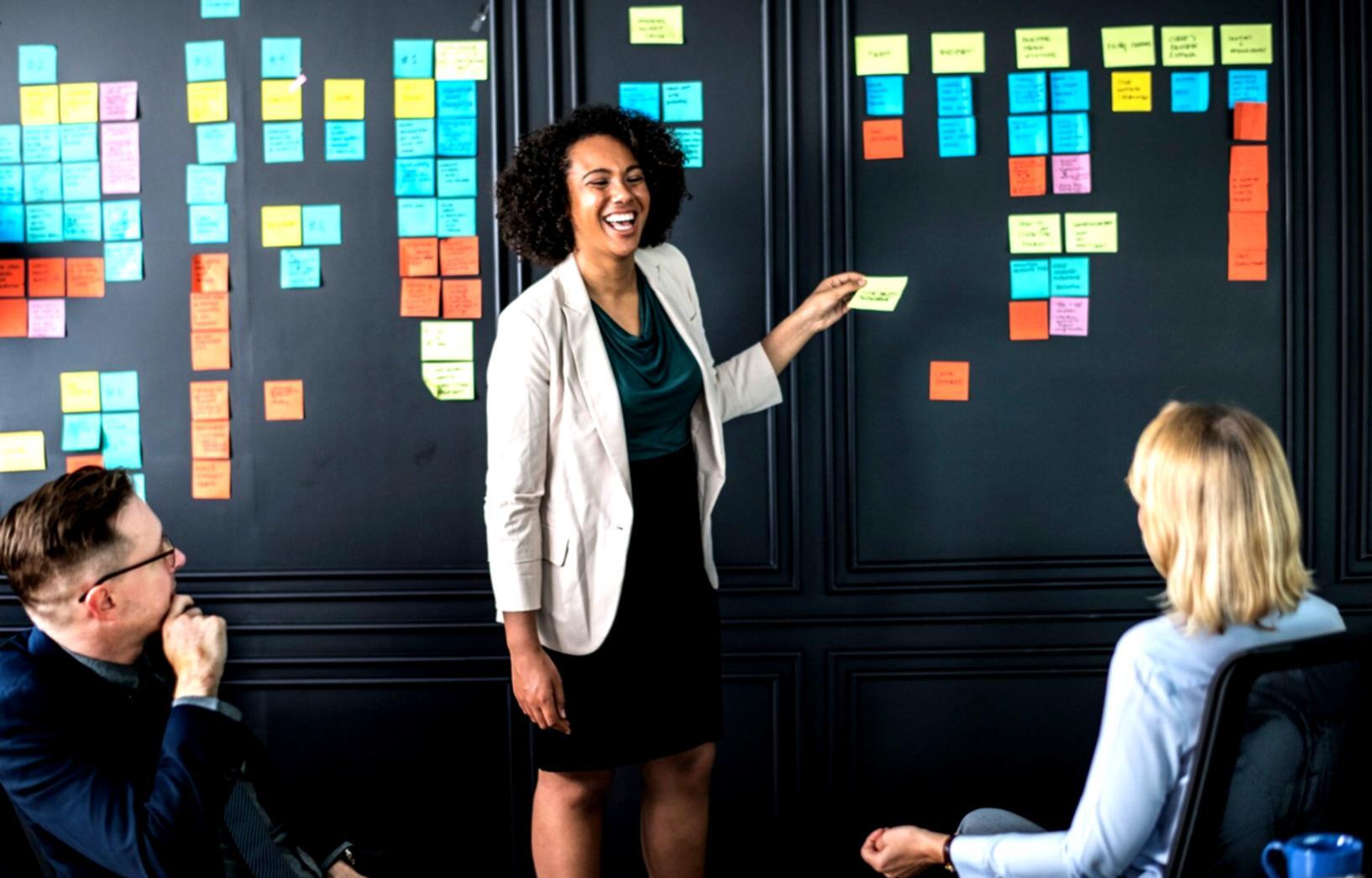 Comunidad de estudiantes compartiendo experiencias financieras