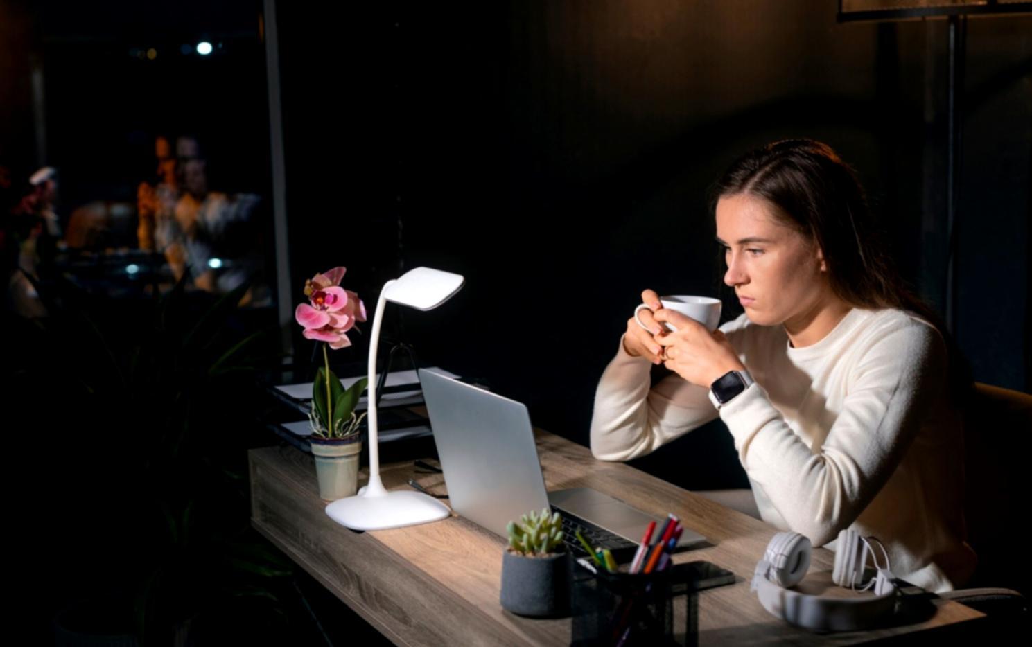 Estudiante aprendiendo finanzas personales en entorno remoto