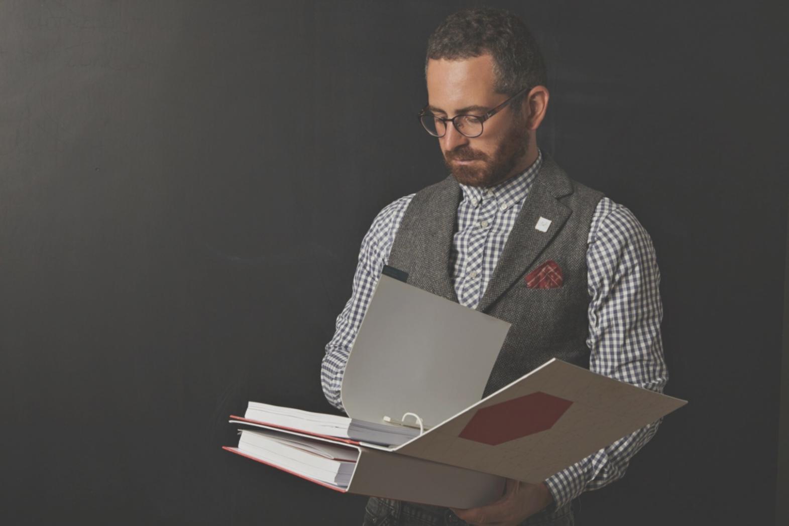 Espacio de trabajo organizado con documentos financieros y calculadora